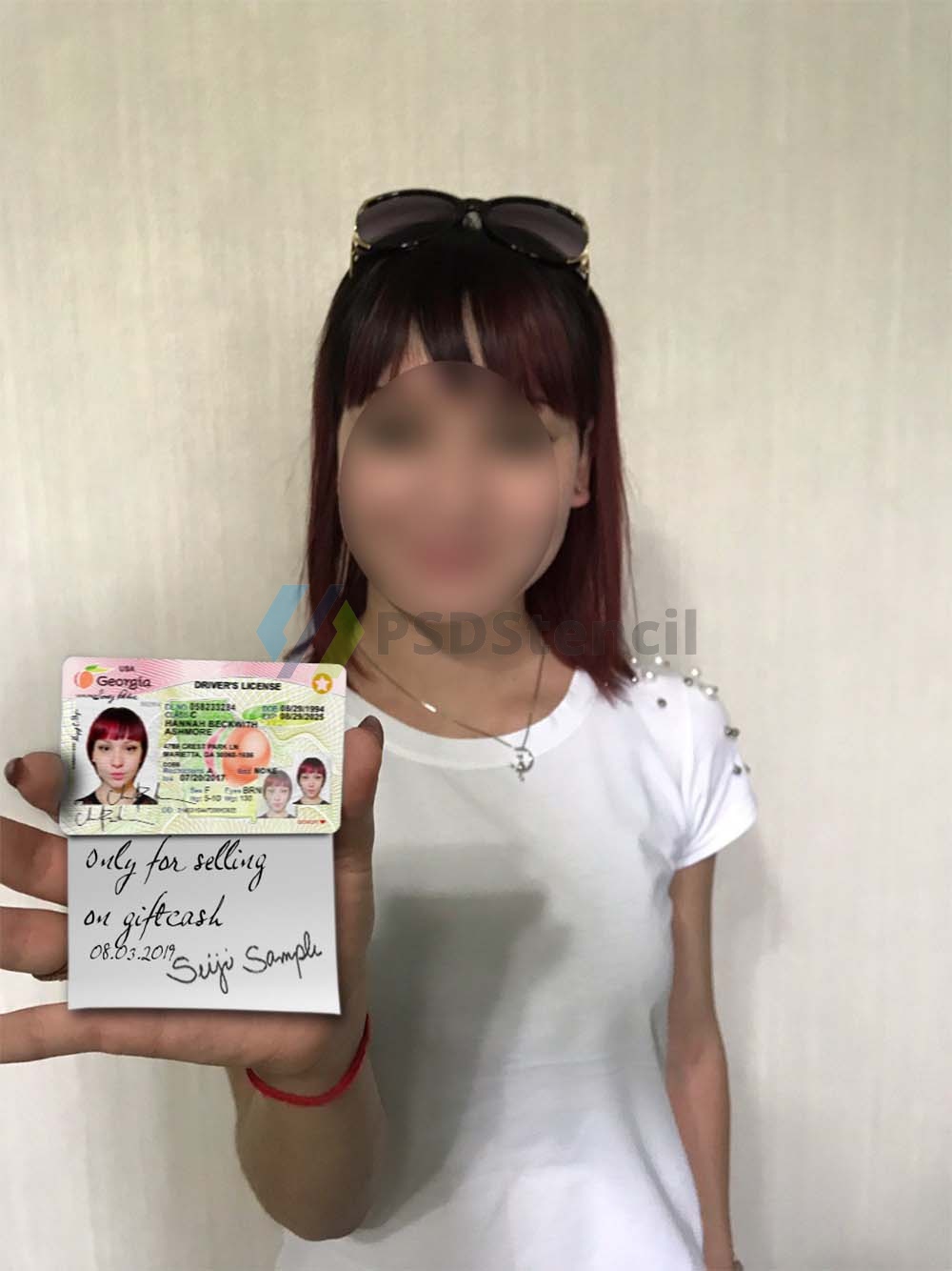 Girl Selfie With Card & Paper年轻女孩手持卡和纸照片PS/PSD模板